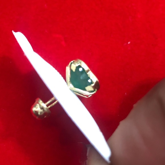 Beautiful Heart shape stud earrings - Picture 2 of 2